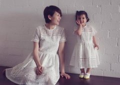 梁咏琪和女儿穿亲子装 混血女娃学会卖萌 梁咏琪和女儿穿亲子装 混血女娃学会卖萌